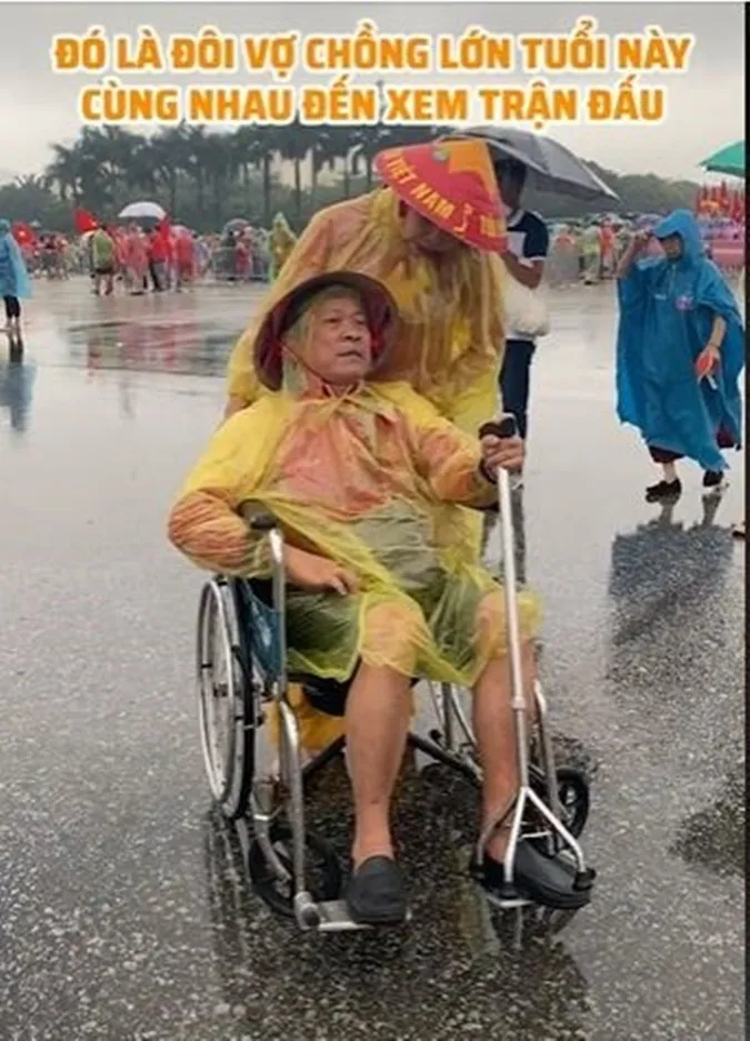 CĐV 60 tuổi ngồi xe lăn, được vợ đẩy đi khắp nơi cổ vũ SEA Games 31 1