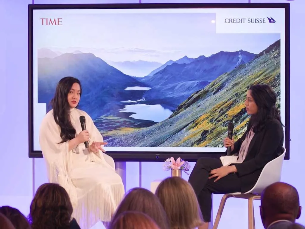 Cô Amanda Nguyen (trái) phát biểu tại một sự kiện ở Davos ngày 24/5. Ảnh chụp từ clip