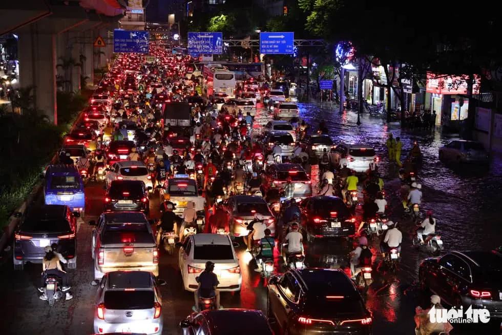 Phố Nguyễn Trãi ùn tắc nghiêm trọng ngày cuối tuần vì ngập nước-tto