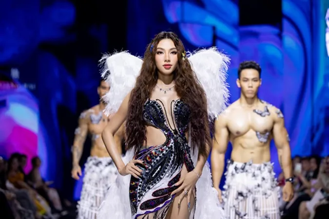 Hoa hậu Thùy Tiên lên tiếng giải thích về sự cố té ngã trên sân khấu khiến fan xót xa 1