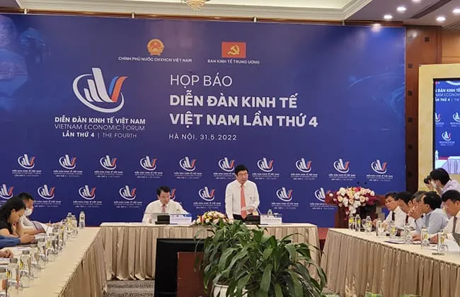  Ông Nguyễn Thành Phong, Ủy viên Trung ương Đảng, Phó Trưởng Ban Kinh tế Trung ương, Trưởng ban tổ chức Diễn đàn Kinh tế Việt Nam lần thứ 4 chủ trì buổi họp báo