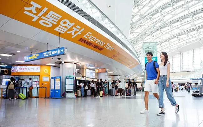 Hành khách sử dụng dịch vụ làm thủ tục check-in tại nhà Ga Seoul 