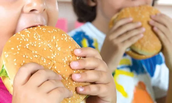 WHO: Giao đồ ăn tại nhà và game online là nguyên nhân chứng béo phì ở trẻ