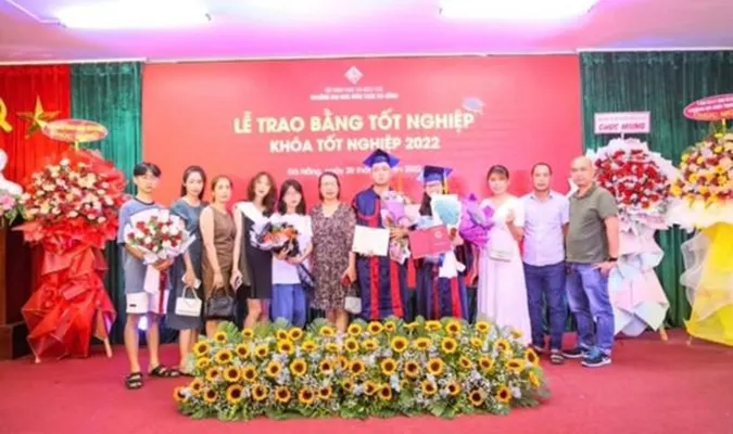 Màn cầu hôn bất ngờ trong buổi lễ tốt nghiệp của nam sinh Đà Nẵng khiến cư dân mạng “phát sốt” 3