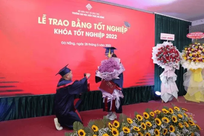 Màn cầu hôn bất ngờ trong buổi lễ tốt nghiệp của nam sinh Đà Nẵng khiến cư dân mạng “phát sốt” 1