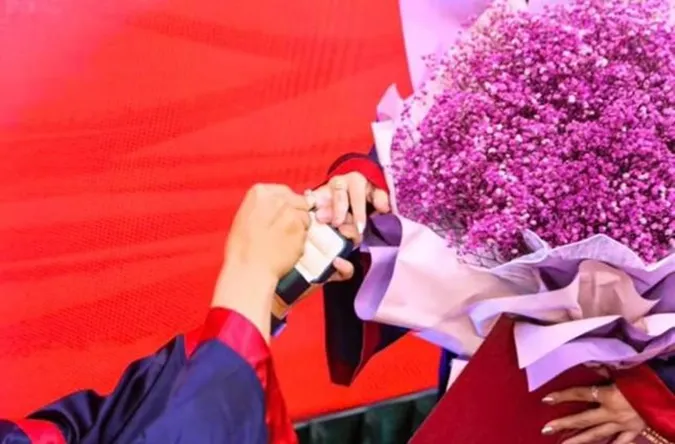 Màn cầu hôn bất ngờ trong buổi lễ tốt nghiệp của nam sinh Đà Nẵng khiến cư dân mạng “phát sốt” 2