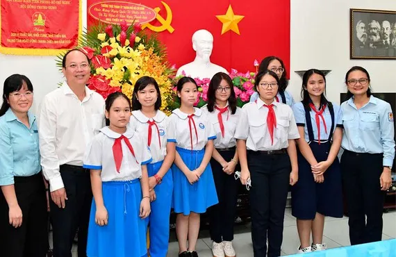 Phó Bí thư Thành ủy TPHCM Nguyễn Hồ Hải chúc mừng Ngày Quốc tế Thiếu nhi. Ảnh: SGGP 