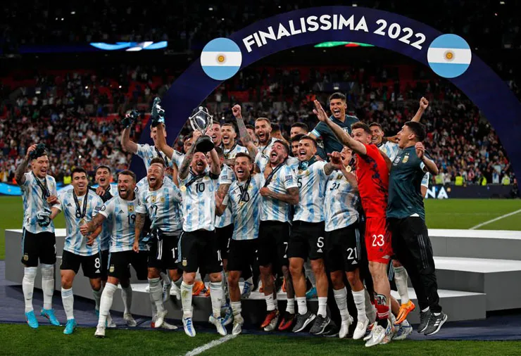 Argentina đè bẹp Italia đoạt Cup Liên lục địa - Ukraina vào chung kết play-off World Cup