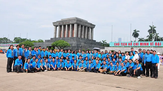 Đoàn Công nhân lao động tiêu biểu dâng hoa viếng Chủ tịch Hồ Chí Minh tại Quảng trường Ba Đình 2