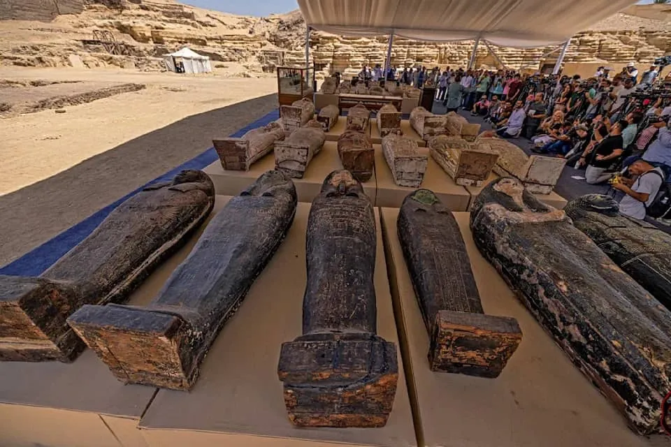 Ai Cập công bố phát hiện thêm nhiều bức tượng và quan tài cổ ở Saqqara