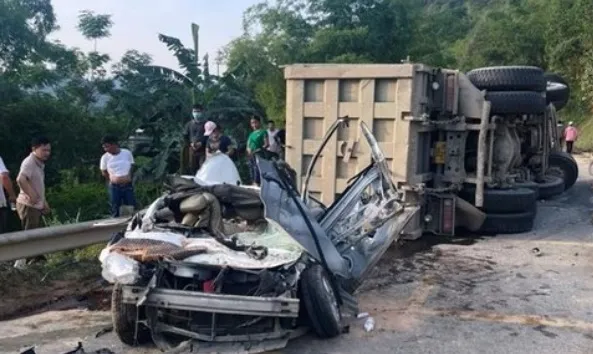 Vụ tai nạn đè nát xe con: Xe tải cơi nới thùng xe cao hơn gấp đôi 1