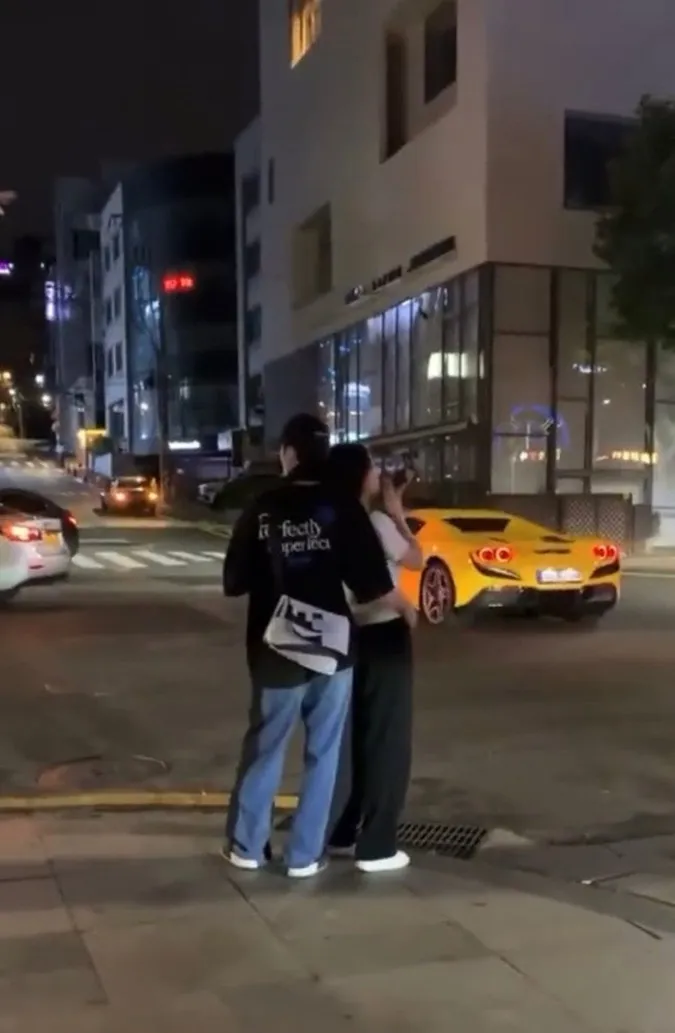 Kim Dong Hyun (AB6IX) lộ ảnh ôm eo cô gái lạ trên đường, nghi vấn hẹn hò ngay sau fan meeting 3