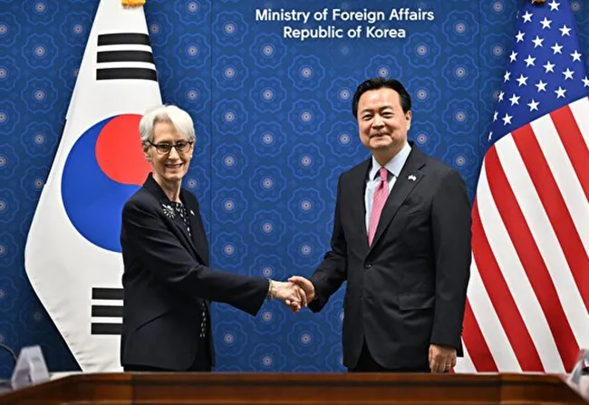 Thứ trưởng Ngoại giao Mỹ Wendy Sherman (trái) và Thứ trưởng Ngoại giao Hàn Quốc Cho Hyun-dong gặp nhau tại Seoul ngày 7/6.