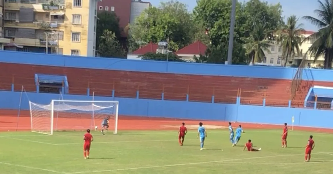 Hòa Bình và Bình Thuận giành vé thăng hạng - VFF lên tiếng việc cầu thủ Bình Thuận đánh trọng tài