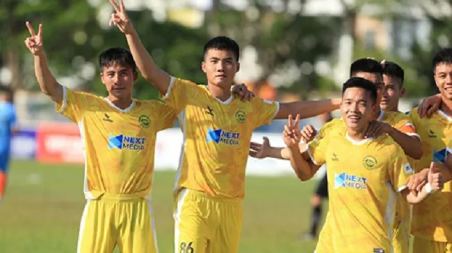 Hòa Bình và Bình Thuận giành vé thăng hạng - VFF lên tiếng việc cầu thủ Bình Thuận đánh trọng tài