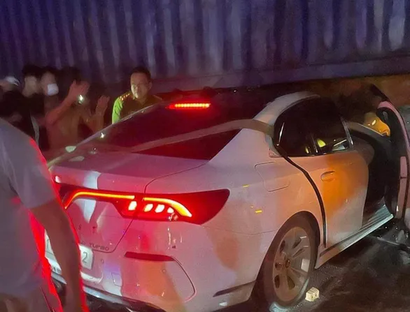 Ôtô con lao vào gầm xe container biến dạng, 2 người chết