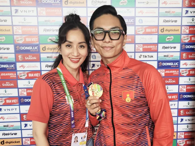 Ngọc Sơn tặng phong bì đỏ cho vợ chồng Khánh Thi - Phan Hiển khi giành 3 huy chương vàng 5