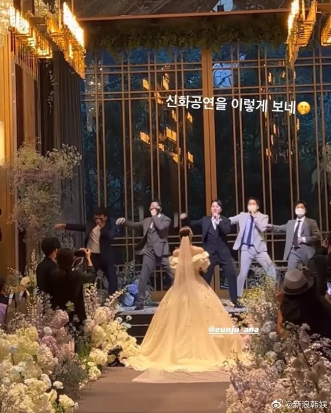 Đám cưới Andy (Shinhwa): Cô dâu chú rể khóa môi ngọt ngào, Hyesung lên tiếng tin đồn vắng mặt 8