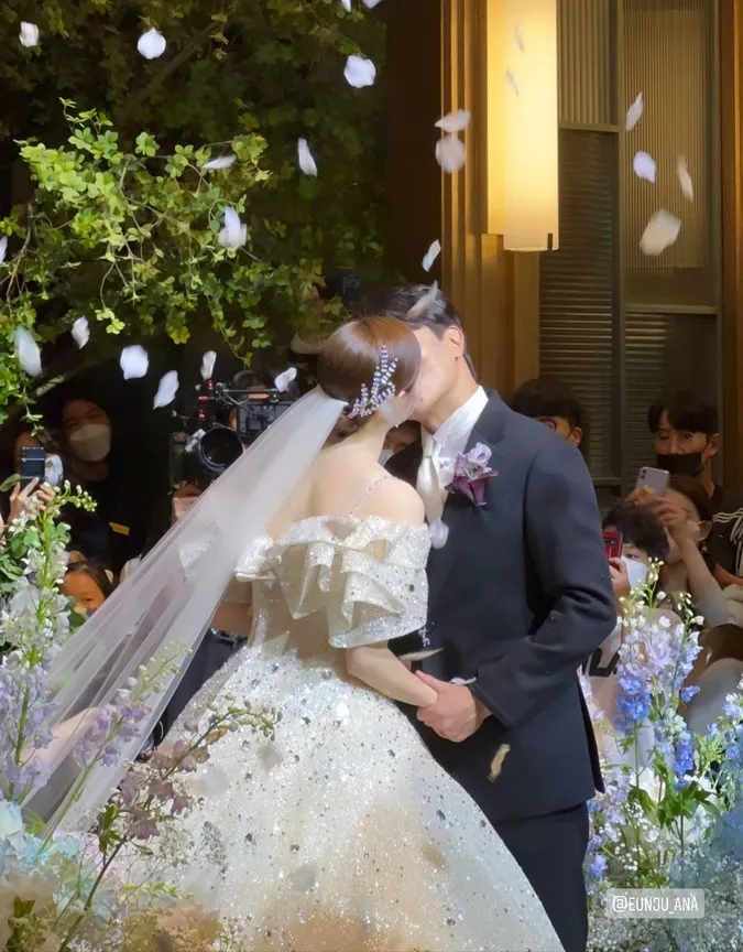 Đám cưới Andy (Shinhwa): Cô dâu chú rể khóa môi ngọt ngào, Hyesung lên tiếng tin đồn vắng mặt 7