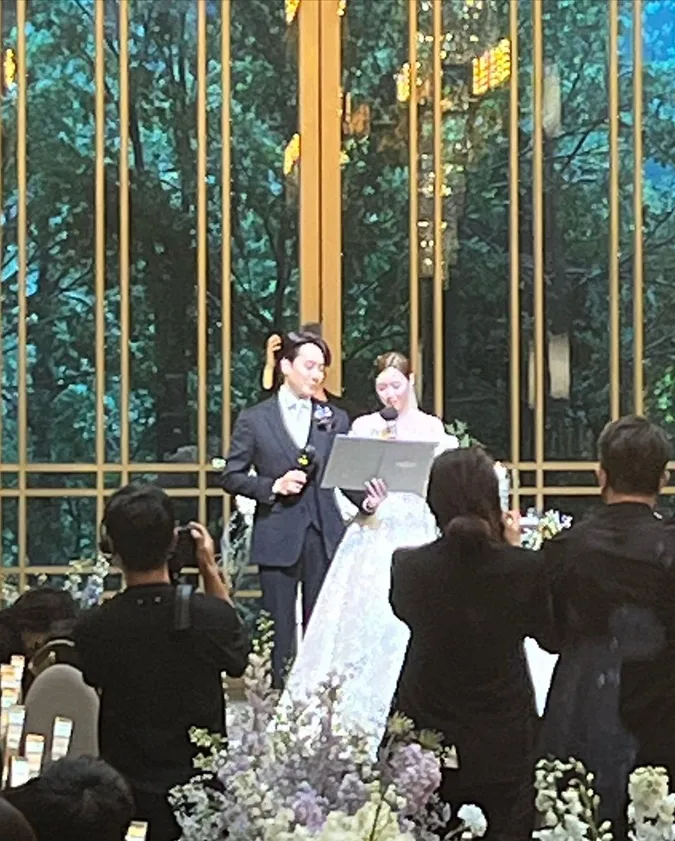 Đám cưới Andy (Shinhwa): Cô dâu chú rể khóa môi ngọt ngào, Hyesung lên tiếng tin đồn vắng mặt 5