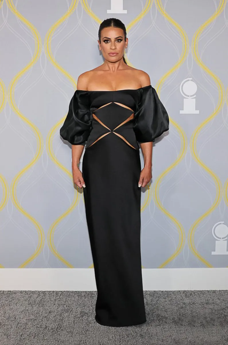 Lea Michele khoe vóc dáng thanh mảnh với đầm cut-out nằm trong bộ sưu tập Xuân Hè 2022