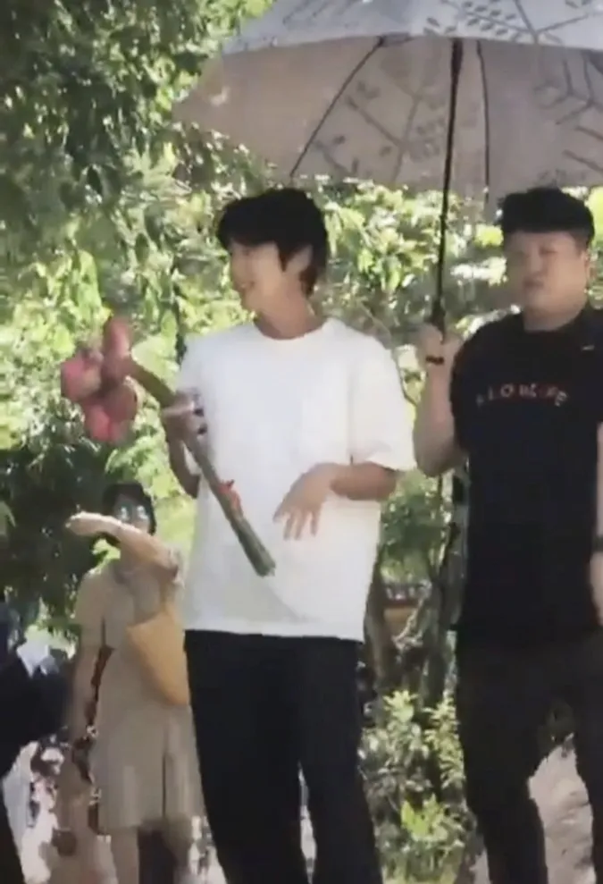 Fans bắt trọn khoảnh khắc Lee Jun Ki 'nhập gia tùy tục' đúng chuẩn 'con rể Việt Nam' 6