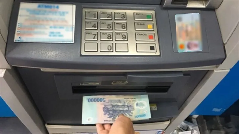  nhìn thẳng trực tiếp vào camera giao dịch của máy ATM, 