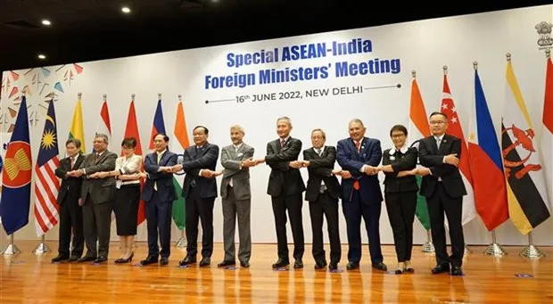 Ngoại trưởng các nước ASEAN và Ấn Độ chụp ảnh chung tại Hội nghị Đặc biệt Bộ trưởng Ngoại giao Ấn Độ - ASEAN ở New Delhi ngày 16/6/2022. (Ảnh: TTXVN)