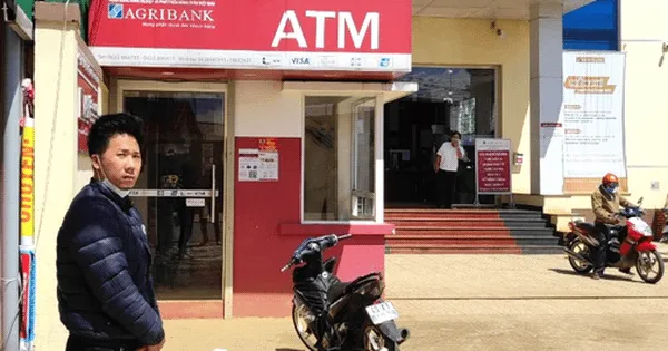 Đặng Bảo Tài (29 tuổi, ngụ phường Lộc Phát, TP Bảo Lộc, tỉnh Lâm Đồng) thừa nhận dùng dao khống chế để cướp tiền tại trụ ATM - Ảnh: P.Q.
