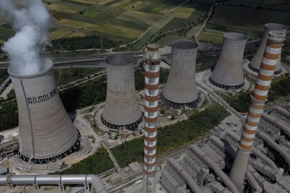  Tháp làm mát tại nhà máy điện Agios Dimitrios thuộc Công ty Điện lực Công cộng (PPC) ở ngoại ô thành phố Kozani, miền bắc Hy Lạp. Ảnh: AP