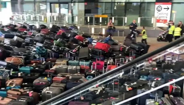 Hình ảnh gây sốc về tình trạng quá tải tại các sân bay ở Anh 1