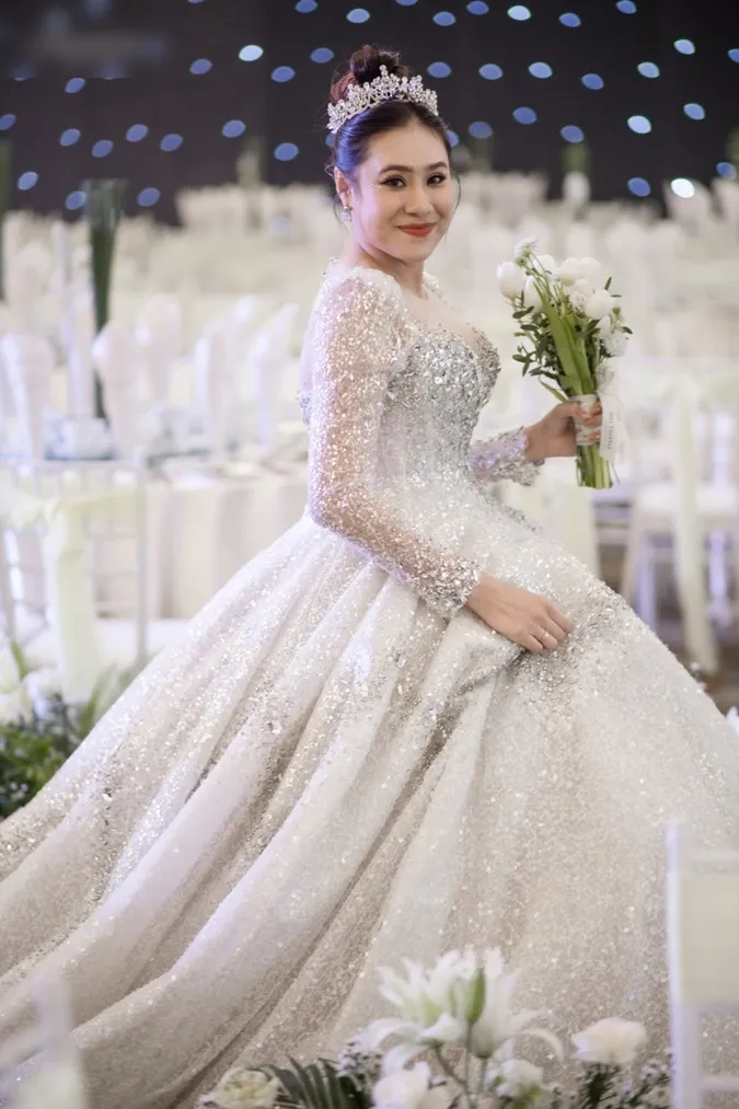 Đám cưới Hồ Bích Trâm: Cô dâu diện váy cưới 450 triệu, dàn sao Việt lên đồ lộng lẫy 4