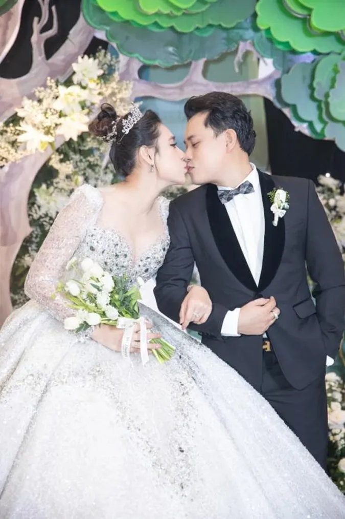 Đám cưới Hồ Bích Trâm: Cô dâu diện váy cưới 450 triệu, dàn sao Việt lên đồ lộng lẫy 3