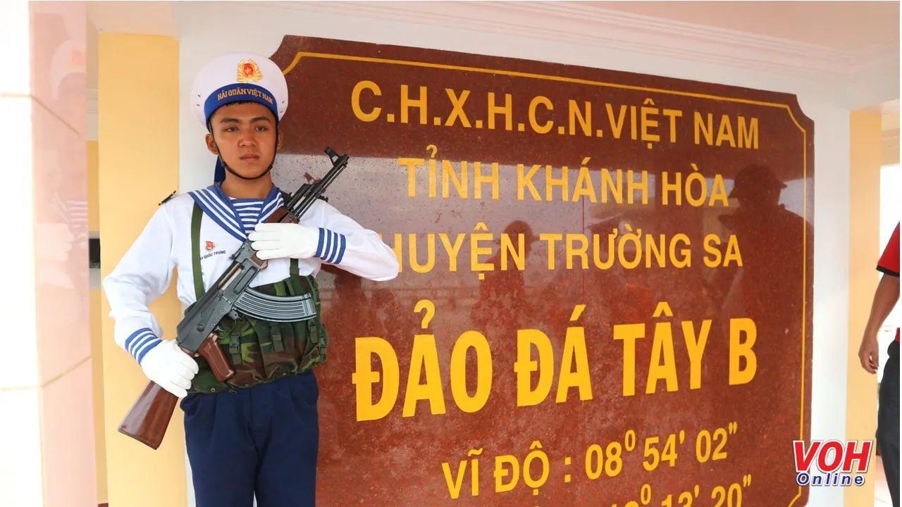 Chiến sĩ canh gác trên đảo Trường Sa