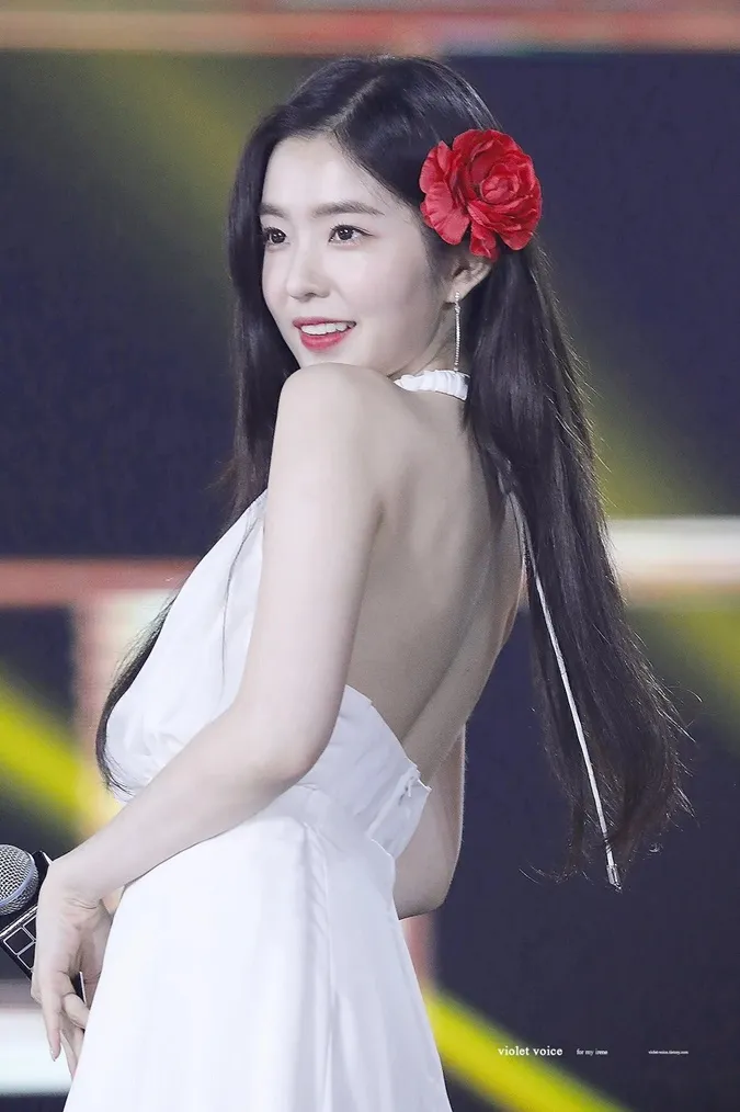 Điểm danh những nữ idol diện outfit khoe lưng trần 