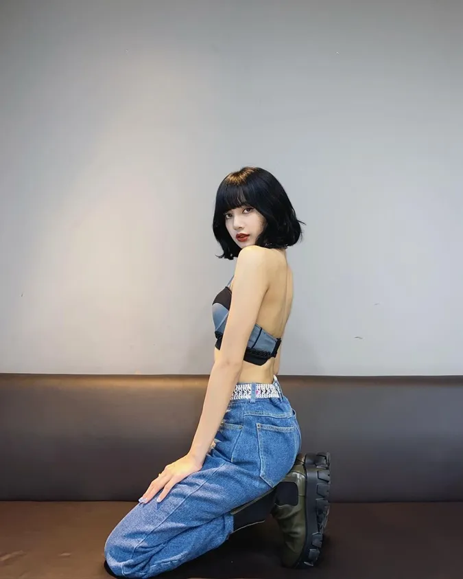 Điểm danh những nữ idol diện outfit khoe lưng trần 