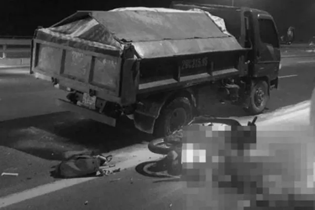 Tin tức tai nạn giao thông hôm nay 22/6/2022: Xe tải đâm đuôi xe rơmoóc, 3 người thương vong 3