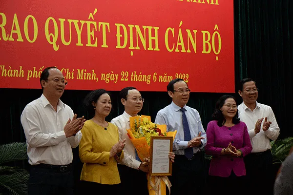 Đồng chí Trương Thị Mai và các đồng chí Thường trực Thành ủy chúc mừng đồng chí Nguyễn Văn Hiếu. 