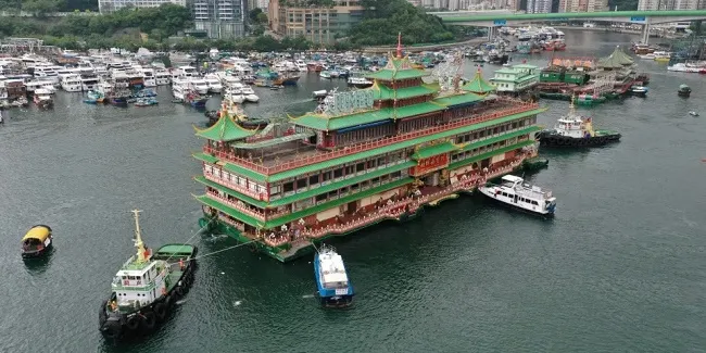 Nhà hàng nổi Jumbo của Hong Kong chìm trên Biển Đông 1