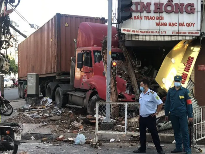 Tin nhanh trưa 23/6: Xe container tông sập tiệm vàng lúc rạng sáng tại TP.HCM 2