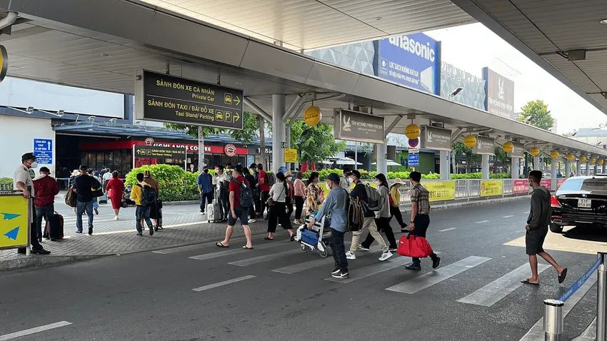 Tài xế công nghệ tắt app gây khó khăn khi đón xe tại sân bay Tân Sơn Nhất