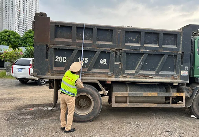 CSGT yêu cầu xe tải cắt gọt thùng cơi nới trên cao tốc Hà Nội