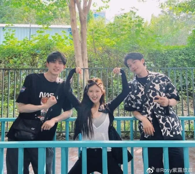 Sốc trước nhan sắc thật của Triệu Lộ Tư qua ống kính người qua đường 11