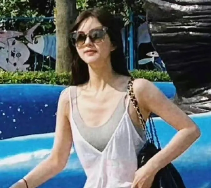 Sốc trước nhan sắc thật của Triệu Lộ Tư qua ống kính người qua đường 1