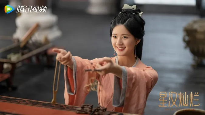 Sốc trước nhan sắc thật của Triệu Lộ Tư qua ống kính người qua đường 20