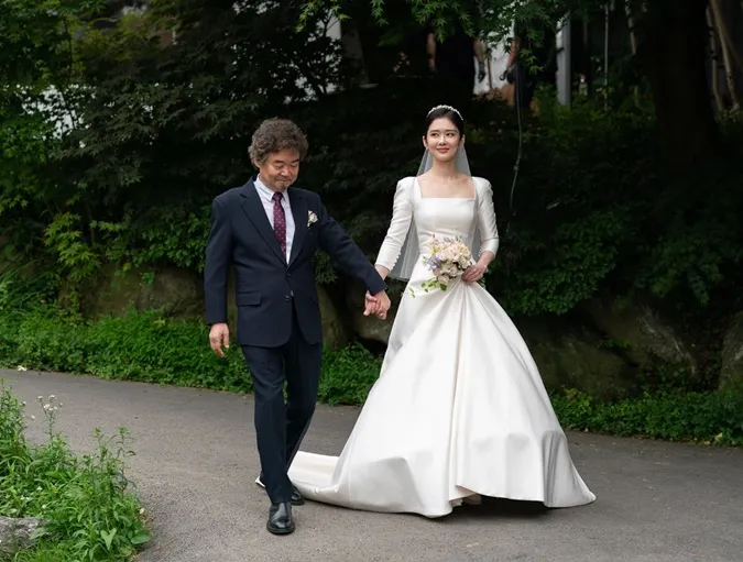 Đám cưới Jang Nara: Cô dâu rạng rỡ nhún nhảy trên lễ đường, Yong Hwa hát mừng 9