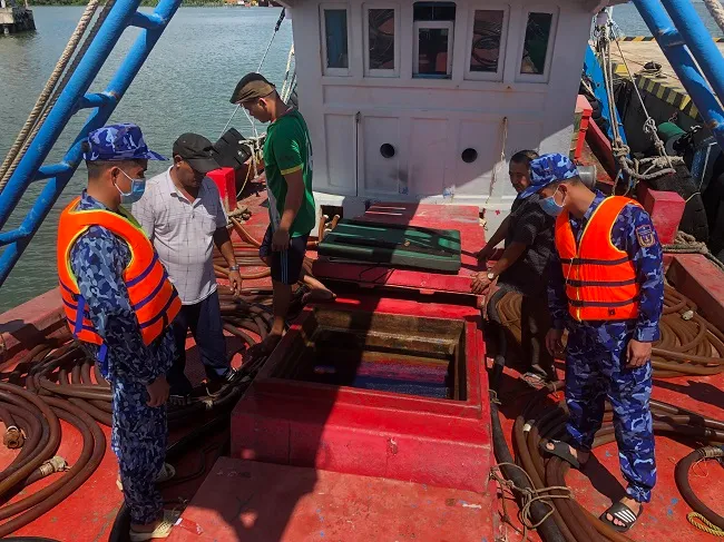 Bộ Tư lệnh Vùng Cảnh sát biển 3 bắt giữ tàu chở 85.000 lít dầu DO không rõ nguồn gốc 1