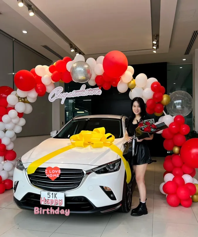 Trịnh Kim Chi mua tặng con gái xe 'khủng' khi vừa mới 20 tuổi 5