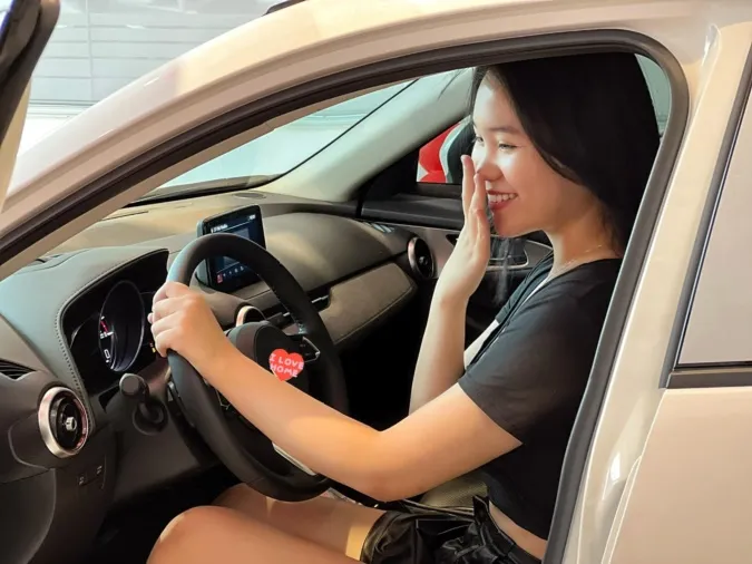 Trịnh Kim Chi mua tặng con gái xe 'khủng' khi vừa mới 20 tuổi 2
