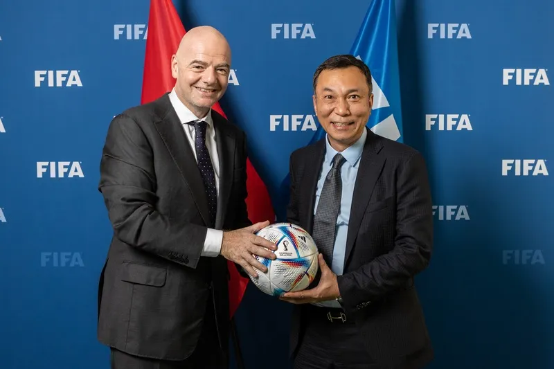 Q.Chủ tịch VFF Trần Quốc Tuấn thăm cơ quan đại diện FIFA tại Paris 1